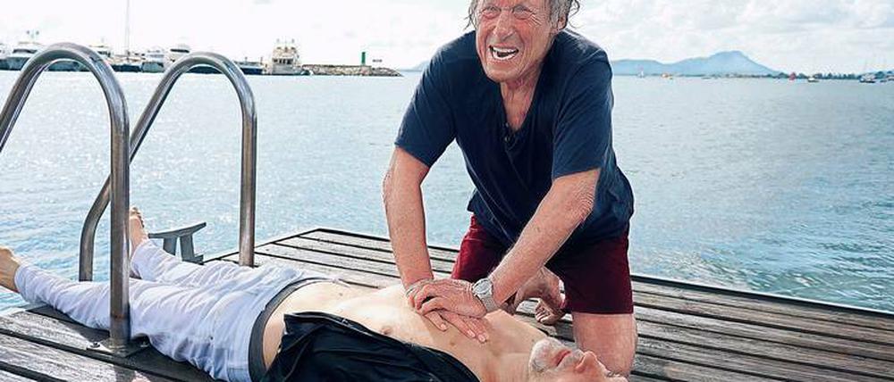 Aufgeben gilt nicht. Matula (Claus Theo Gärtner, rechts) versucht, das Leben des Yachtbesitzers Ingo Schumann (Jochen Horst) zu retten. Foto: ZDF/Pfeiffer