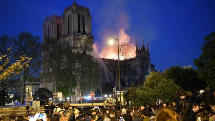 Kulturjuwel Notre-Dame in Flammen. 