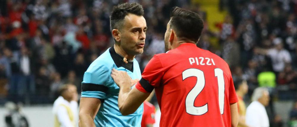 Da gab es etwas zu diskutieren. Pizzi (Benfica Lissabon) beschwert sich beim Schiedsrichter. 
