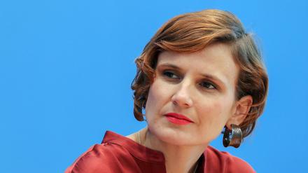 Katja Kipping, die Parteivorsitzende von Die Linke, gibt eine Pressekonferenz. 