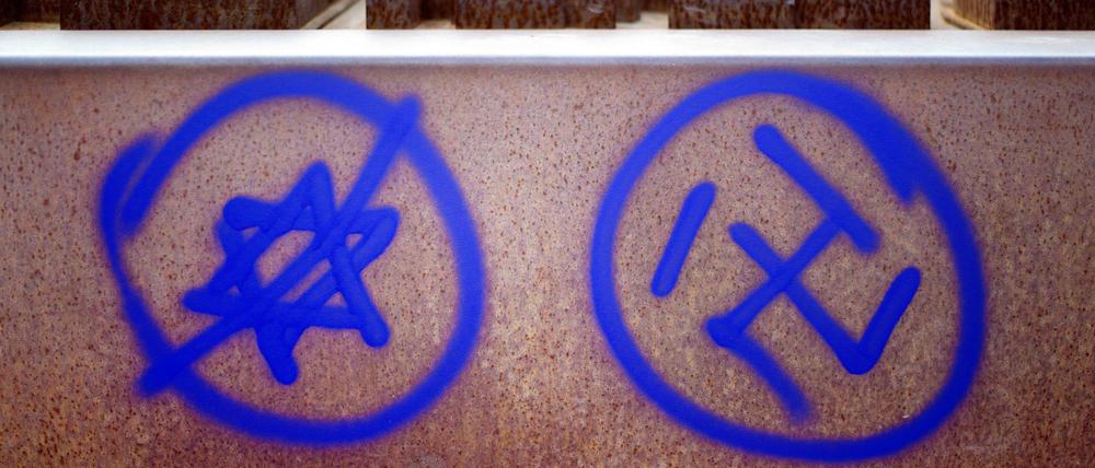 Der Senat ordnet die meisten antisemitischen Fälle rechten Tätern zu. Laut RIAS zählt ein Hakenkreuz noch nicht als Beweis.