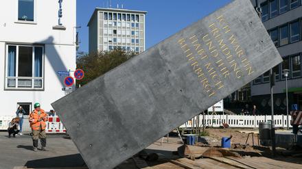 Der Obelisk des nigerianisch-amerikanischen Künstlers Olu Oguibe wird nun an der Treppenstraße in der Kassels Innenstadt wieder aufgebaut.