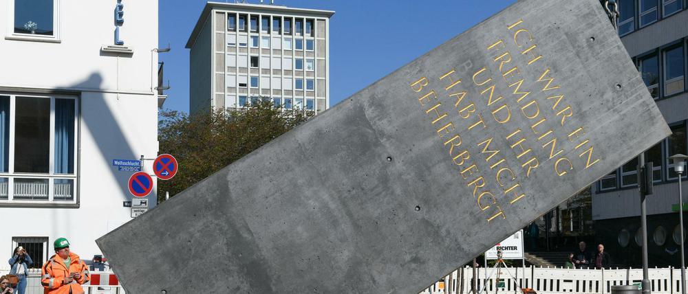 Der Obelisk des nigerianisch-amerikanischen Künstlers Olu Oguibe wird nun an der Treppenstraße in der Kassels Innenstadt wieder aufgebaut.