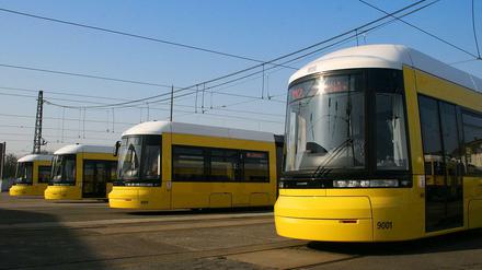 Straßenbahnen im Depot.