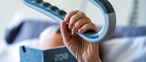 Eine Patientin liegt im Pflegebett im Palliativ-Zentrum in der Helios Klinik.