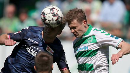 20.04.2019, Bayern, Fürth: Fußball: 2. Bundesliga, SpVgg Greuther Fürth - 1. FC Union Berlin, 30. Spieltag, im Sportpark Ronhof Thomas Sommer. Der Fürther Paul Jaeckel (r) im Kopfballduell mit Sebastian Andersson (l) von Union Berlin. Das Spiel endete 1:1. Foto: Daniel Karmann/dpa - WICHTIGER HINWEIS: Gemäß den Vorgaben der DFL Deutsche Fußball Liga bzw. des DFB Deutscher Fußball-Bund ist es untersagt, in dem Stadion und/oder vom Spiel angefertigte Fotoaufnahmen in Form von Sequenzbildern und/oder videoähnlichen Fotostrecken zu verwerten bzw. verwerten zu lassen. +++ dpa-Bildfunk +++