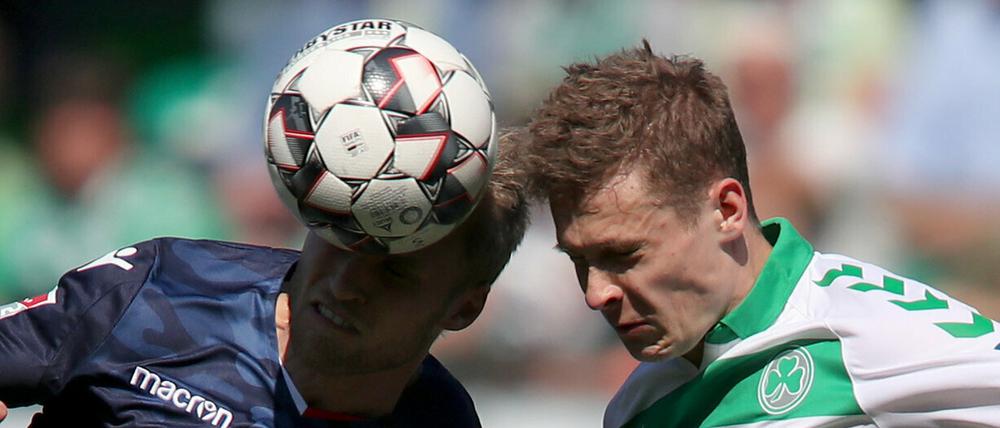 20.04.2019, Bayern, Fürth: Fußball: 2. Bundesliga, SpVgg Greuther Fürth - 1. FC Union Berlin, 30. Spieltag, im Sportpark Ronhof Thomas Sommer. Der Fürther Paul Jaeckel (r) im Kopfballduell mit Sebastian Andersson (l) von Union Berlin. Das Spiel endete 1:1. Foto: Daniel Karmann/dpa - WICHTIGER HINWEIS: Gemäß den Vorgaben der DFL Deutsche Fußball Liga bzw. des DFB Deutscher Fußball-Bund ist es untersagt, in dem Stadion und/oder vom Spiel angefertigte Fotoaufnahmen in Form von Sequenzbildern und/oder videoähnlichen Fotostrecken zu verwerten bzw. verwerten zu lassen. +++ dpa-Bildfunk +++