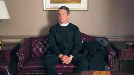 Hilfloser Helfer. Ethan Hawke ist Reverend Ernst Toller. 
