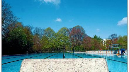 Auf dem Sprung. Im Prinzenbad sind die Becken schon gefüllt. 