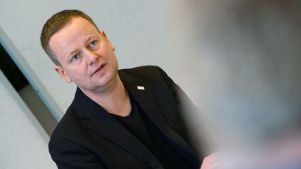 Klaus Lederer, Berliner Senator für Kultur und Europa, bei der Pressekonferenz zur Halbzeitbilanz in die Senatsverwaltung in der Brunnenstraße in Prenzlauer Berg. 