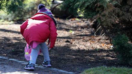 Auf Schatzsuche. Der Glaube an den Osterhasen regt die Fantasie der Kinder an.