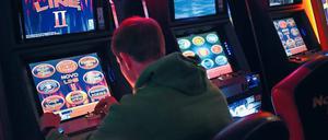 Hoher Einsatz. An den Spielautomaten lassen Süchtige viel Geld. 