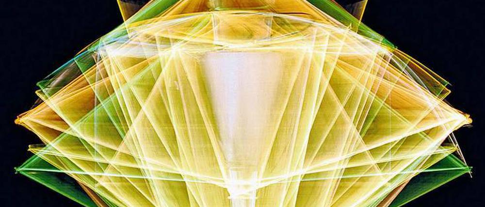 Für Fotoabzüge wie „Spin 07 (green brown)“ hat das Künstlerduo Taiyo Onorato &amp; Nico Krebs eigens eine Rotationsmaschine gebaut. 