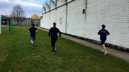Immer an der Mauer entlang. Einen Kilometer geht eine Runde in der JVA Plötzensee.