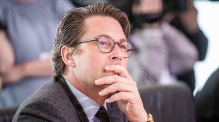 Andreas Scheuer (CSU), Bundesminister für Verkehr und digitale Infrastruktur, wartet auf den Beginn der Sitzung des Bundeskabinetts im Kanzleramt.