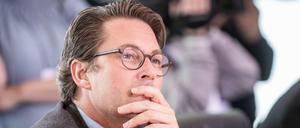 Andreas Scheuer (CSU), Bundesminister für Verkehr und digitale Infrastruktur, wartet auf den Beginn der Sitzung des Bundeskabinetts im Kanzleramt.