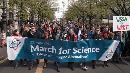 Der "March for Science" 2017 in Berlin - mit dem Slogan "zu Fakten gibt es keine Alternativen".