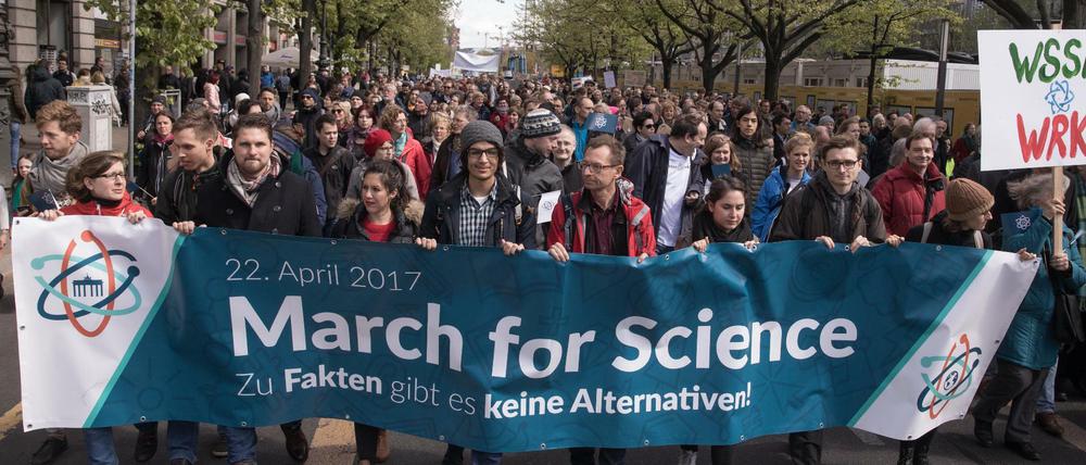 Der "March for Science" 2017 in Berlin - mit dem Slogan "zu Fakten gibt es keine Alternativen".