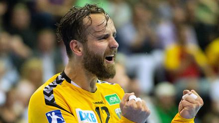 Emotionsbolzen. Silvio Heinevetter freut sich über einen gehaltenen Ball.