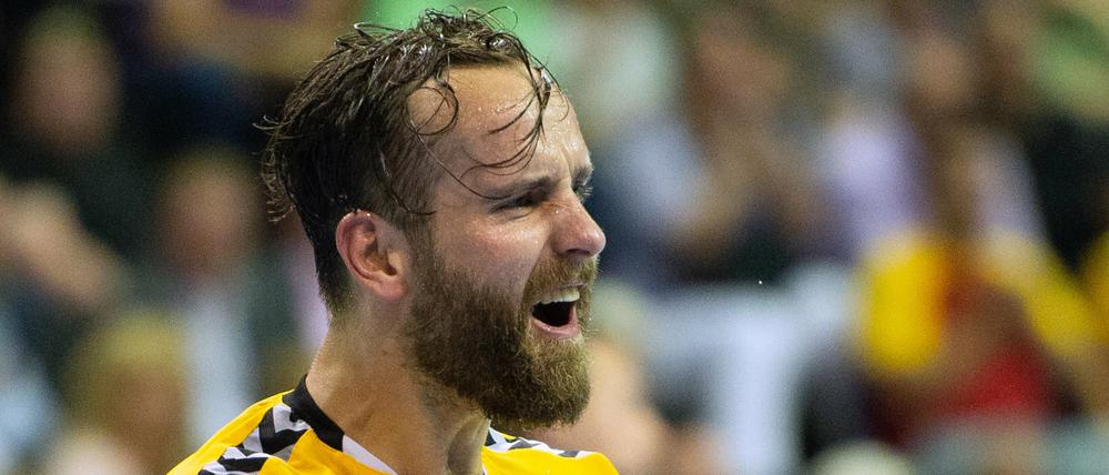 Emotionsbolzen. Silvio Heinevetter freut sich über einen gehaltenen Ball.