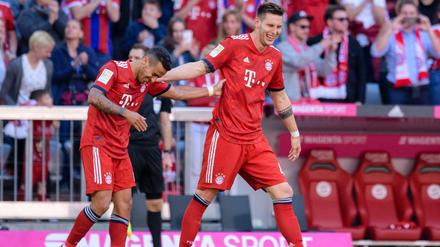 Hat gut lachen. Niklas Süle (r.) feiert sein 1:0 mit Thiago.