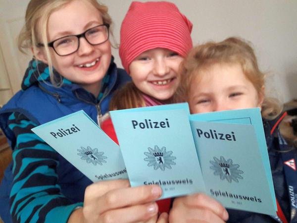 „Ehrendetektivinnen“ dank Spielausweisen der Berliner Polizei: Ida mit ihren Schwestern Hannah und Nora (von rechts).