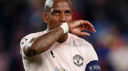 Schockiert. Ashley Young wurde von den eigenen Fans rassistisch beleidigt.