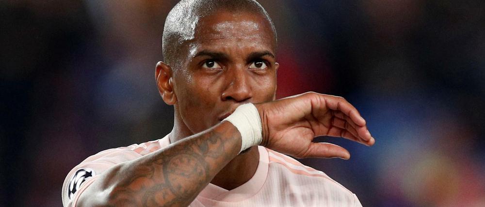 Schockiert. Ashley Young wurde von den eigenen Fans rassistisch beleidigt.