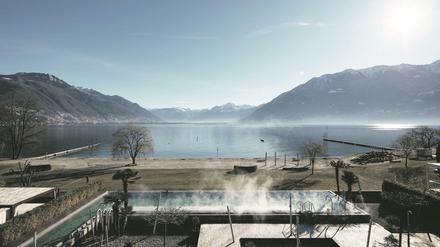 Dampfbad. Angenehm benebelter Blick vom Solepool der „Termali Salini &amp; Spa“ auf den Lago Maggiore.