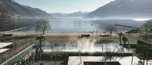 Dampfbad. Angenehm benebelter Blick vom Solepool der „Termali Salini &amp; Spa“ auf den Lago Maggiore.
