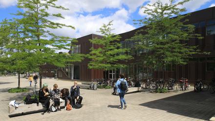 Studierende vor der Rostlaube der Freien Universität (FU) an der Habelschwerdter Allee in Berlin-Dahlem.