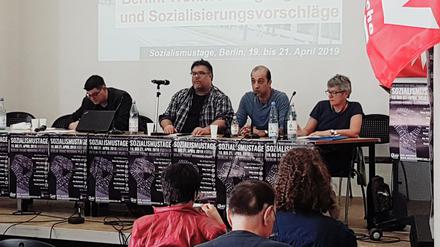 Ex-Staatssekretär Andrej Holm (links) und Initiativen-Mitglied Rouzbeh Taheri (zweiter von rechts) bei den "Sozialismustagen" in Berlin.