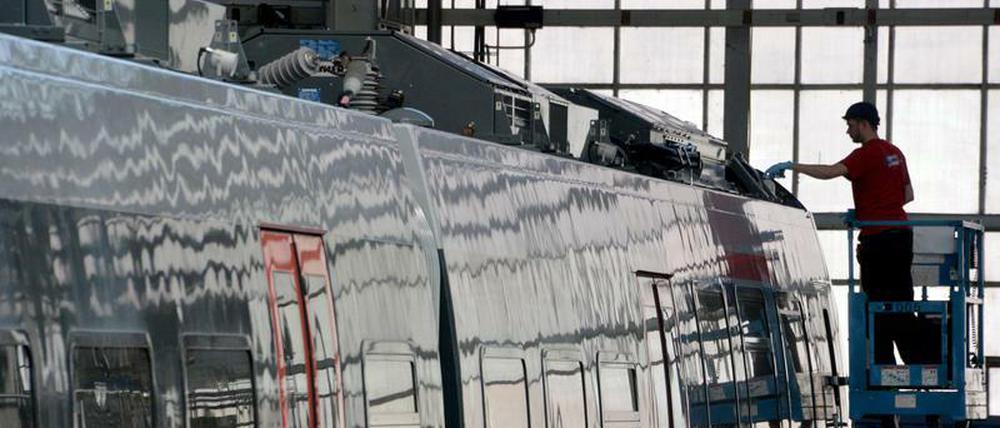 Ein Monteur arbeitet an einem Bombardier-Zug
