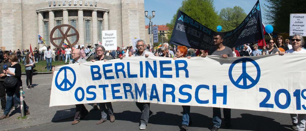 Teilnehmer des Ostermarschs an der Berliner Volksbühne 