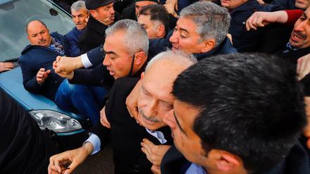 Kemal Kılıçdaroğlu (2. v.r.) wurde bei einer Trauerfeier attackiert.