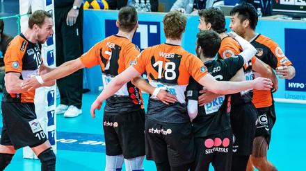 Die Spieler der BR Volleys hatten allen Grund für ausgiebigen Jubel. 