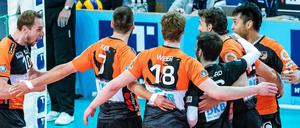 Die Spieler der BR Volleys hatten allen Grund für ausgiebigen Jubel.
