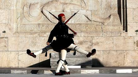 Griechische Wachen am Grab des unbekannten Soldaten in Athen.