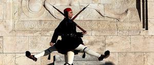 Griechische Wachen am Grab des unbekannten Soldaten in Athen.