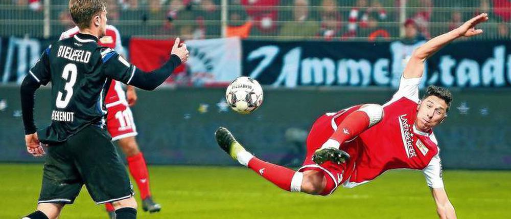 In Schräglage. Die Offensive des 1. FC Union tat sich zuletzt schwer. Robert Zulj will das in Fürth ändern.