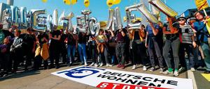 Aufwind fürs Volksbegehren. Die Anhänger der Initiative zur Enteignung von „Deutsche Wohnen und Co“ ließen zum Start Luftballons steigen. 
