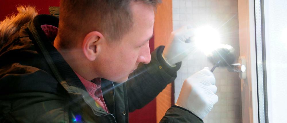 Ein Kriminalkommisar von der Kriminalpolizei der Direktion 1 sichert Spuren nach einem Einbruch. 