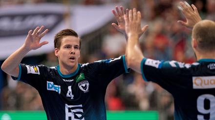 Hoch die Hände. Berlins Bjarki Mar Elisson erzielte vier Tore in Hannover.