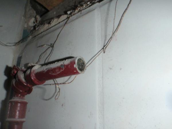 In Fischers Abwesenheit drangen Arbeiter durch die Decke in sein Bad ein und flexten den Wasserboiler ab.