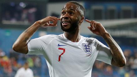 Zeichen setzen. Fußballer in England und Wales, wie Raheem Sterling, sollen Social Media boykottieren. 