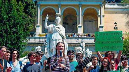 Sendungsbewusst. Die 16-jährige Klimaaktivistin Greta Thunberg am Freitag auf der Piazza del Popolo in Rom. 
