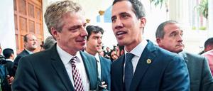 Der deutsche Botschafter Daniel Kriener (links) unterstützt Venezuelas Oppositionsführer Juan Guaidò. 