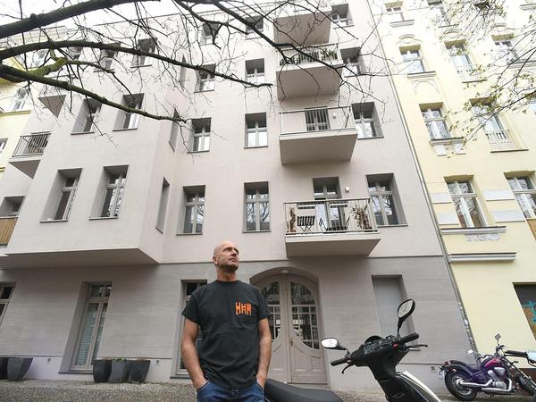 Sven Fischer vor dem Haus in der Kopenhagener Straße 46.