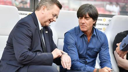Kurz vor zwölf. Reinhard Grindel und Joachim Löw standen oft im Krisenfokus.