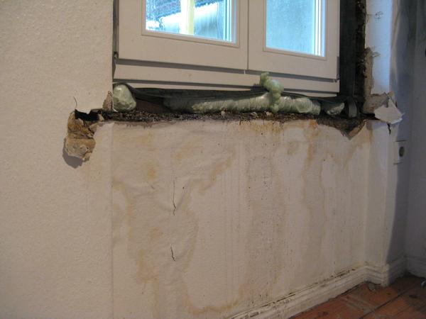 Als die Arbeiter die Fenster dann doch einsetzten, verzichteten sie aufs Verputzen. Bald faulte es.